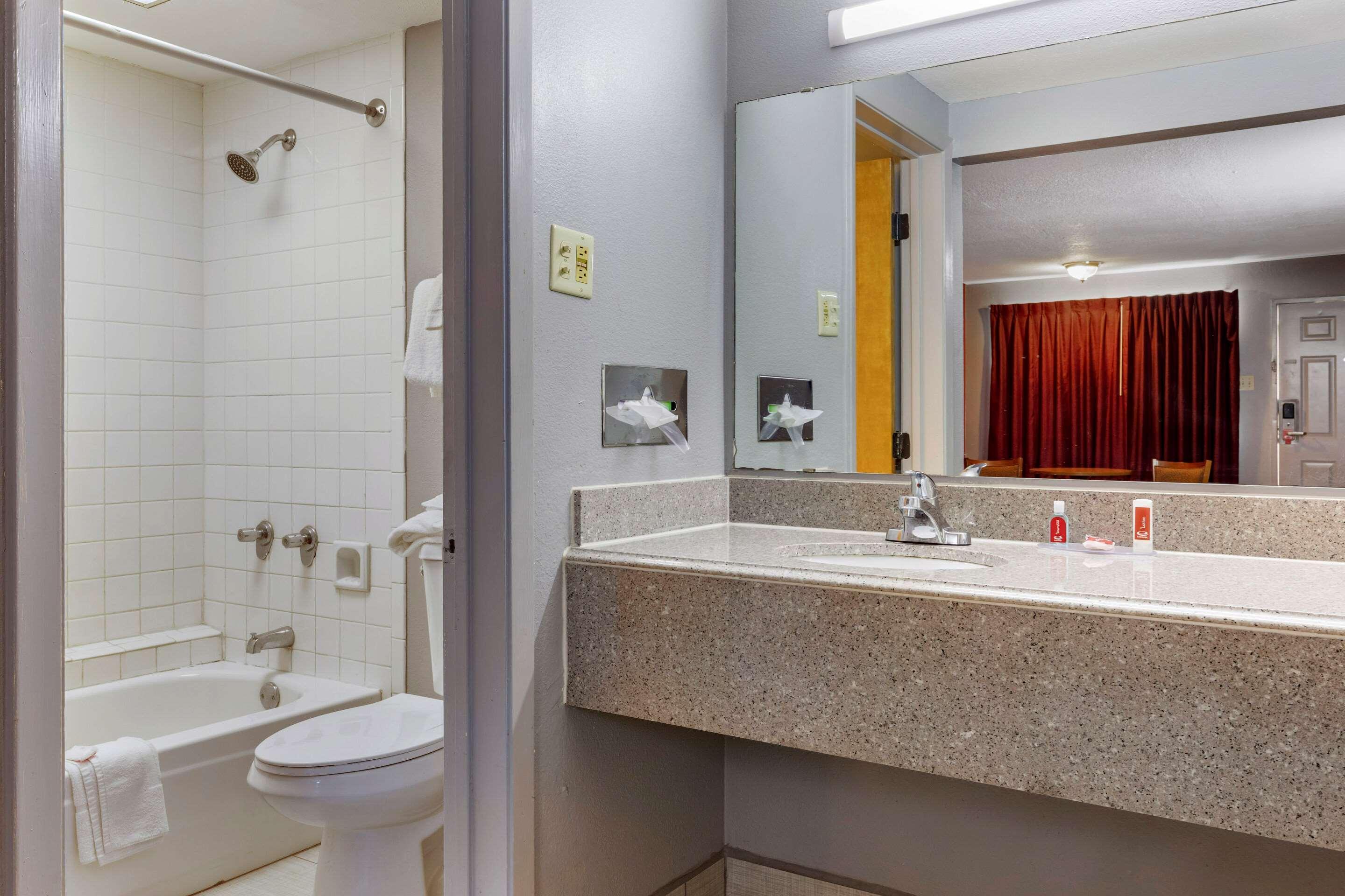 Econo Lodge Wichita Falls Downtown Экстерьер фото