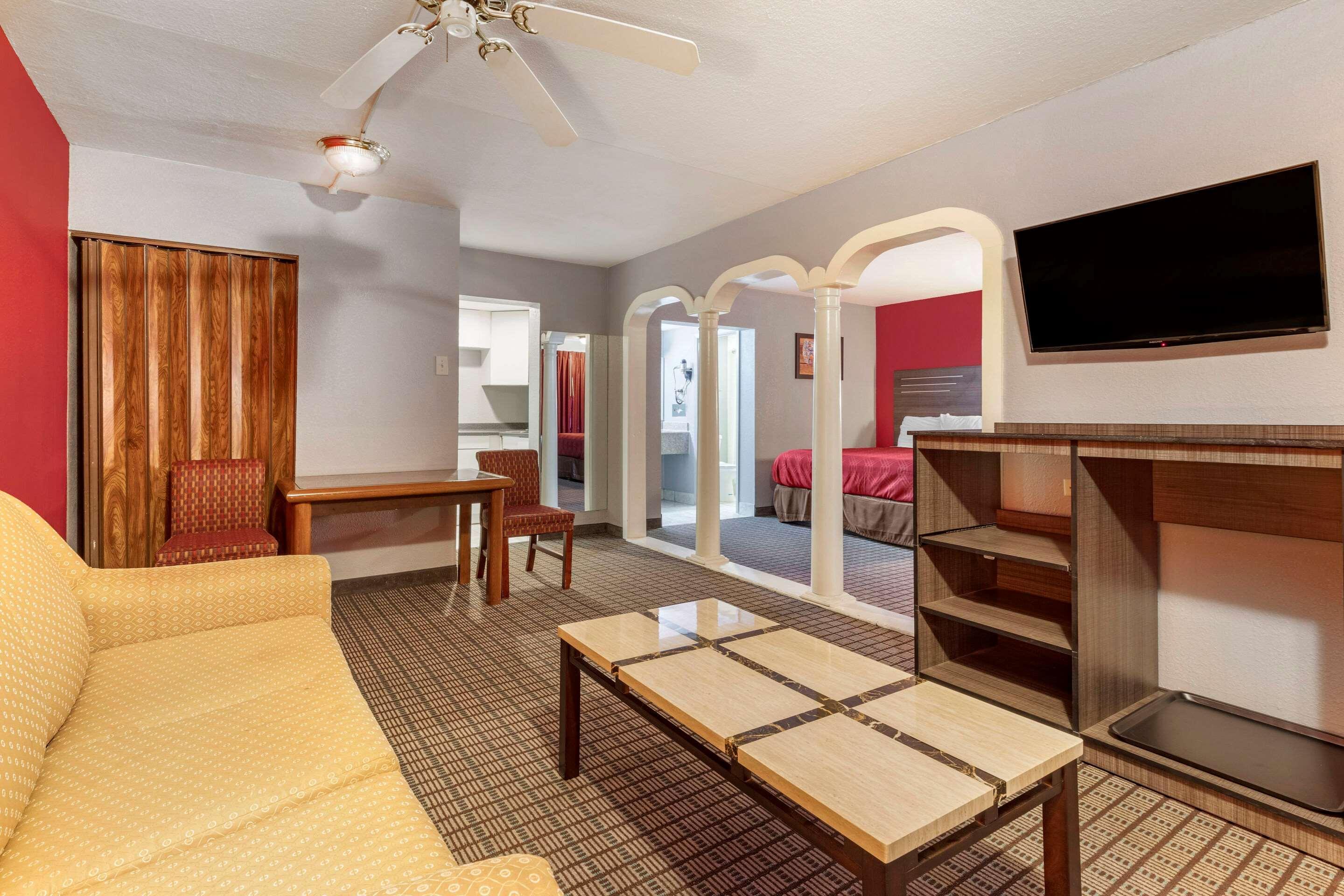 Econo Lodge Wichita Falls Downtown Экстерьер фото